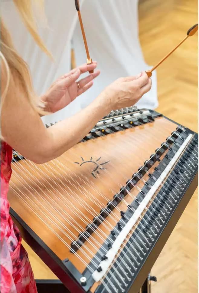 Salterina am Hackbrett – musikalische Begleitung der Buchpräsentation