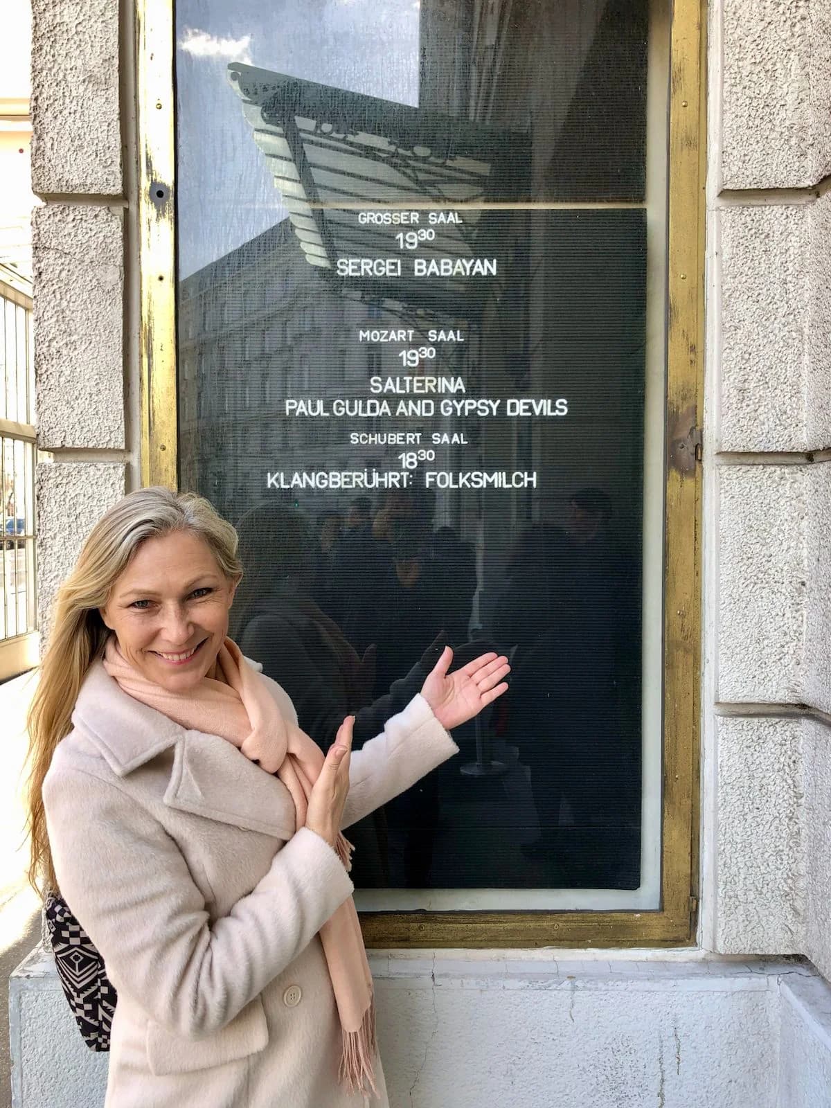 Ulrike Knapp-Korb-Weidenheim vor der Programmtafel des Wiener Konzerthauses: Mozart-Saal, 19:30 Uhr, Salterina