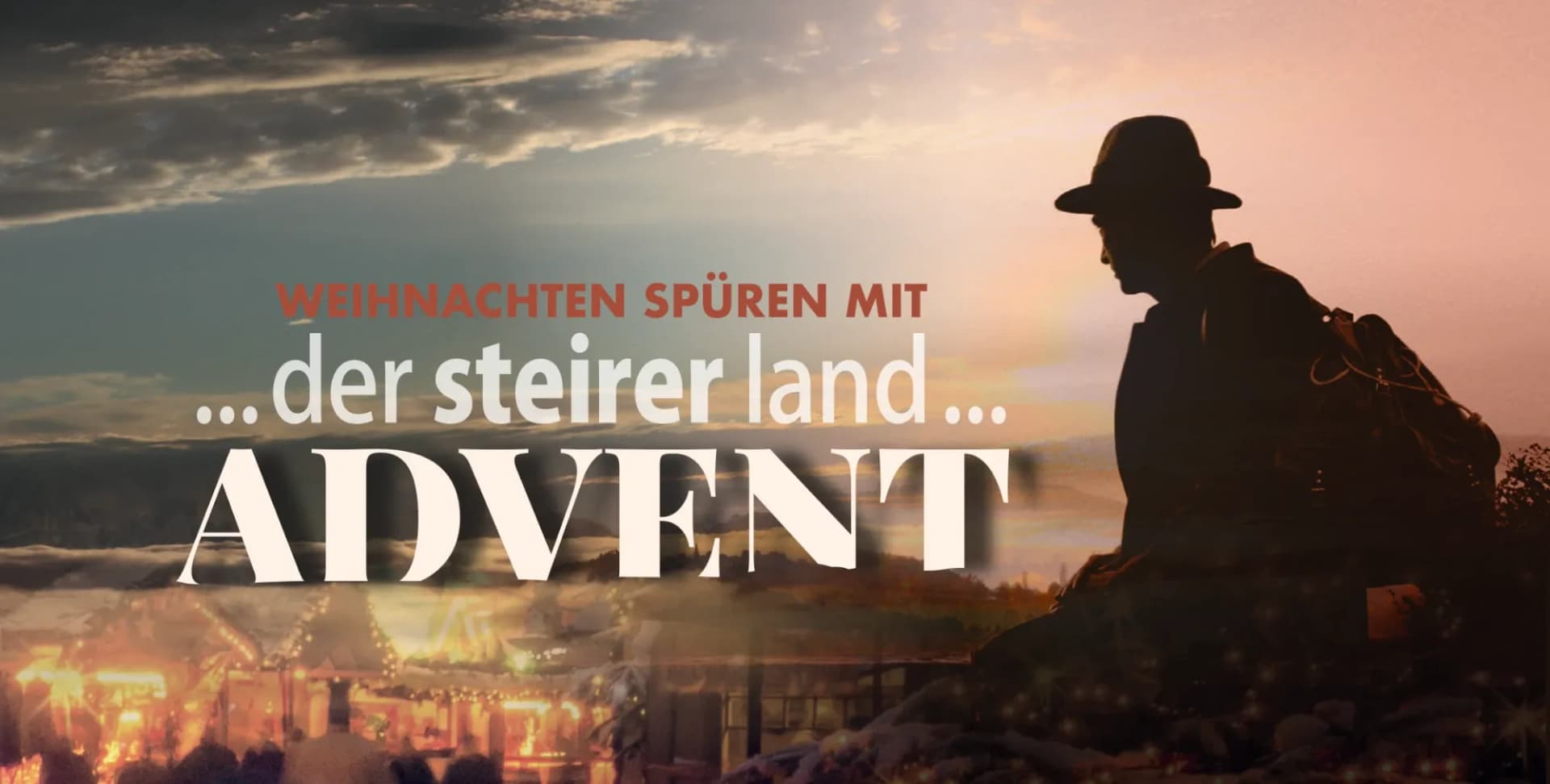 Weihnachten spüren mit … der Steirer Land … Advent – Wanderer mit Hut im Abendlicht über einem Adventmarkt